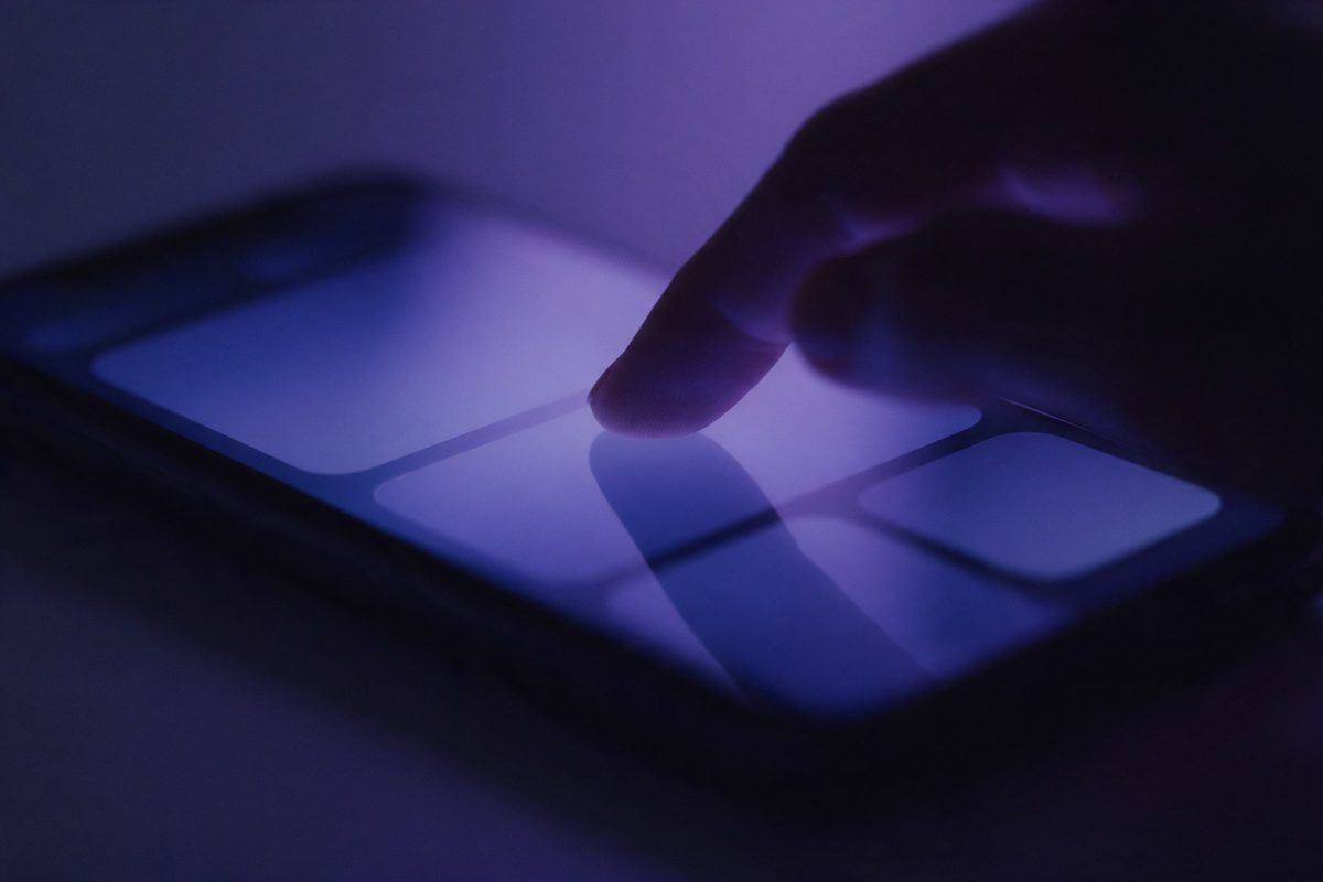 Soyut arayüz kartları gösteren cam akıllı telefon ekranına dokunan parmak ucu