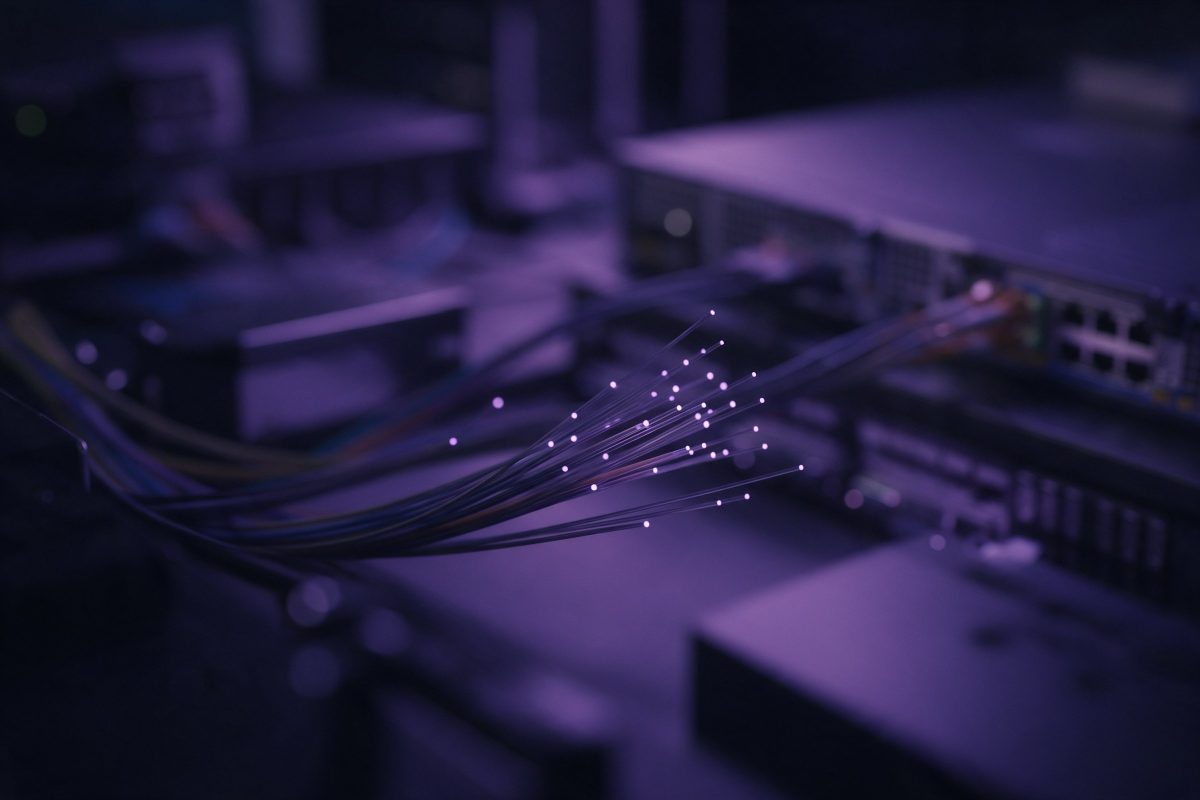 Uçlarında küçük ışık noktaları olan fiber optik kablolar