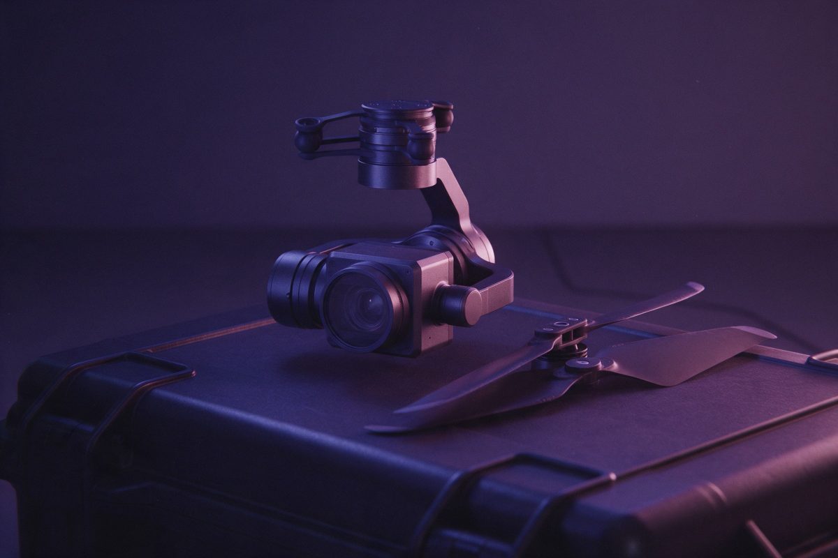 Karanlık uçuş çantasının üzerinde duran drone kamera gimbali ve katlanmış pervane