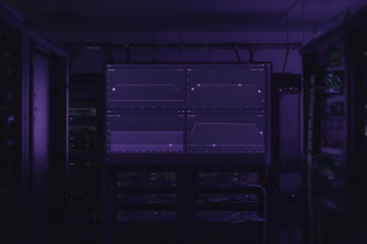 Gece soyut düz grafik çizgileri ve durum noktaları gösteren izleme duvarı