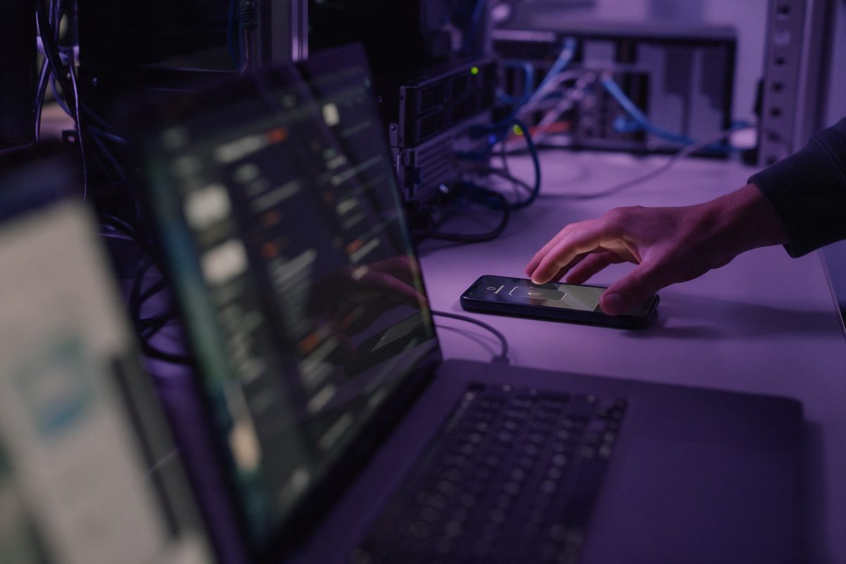 Dizüstü bilgisayarın yanında bir telefonu kaydeden el