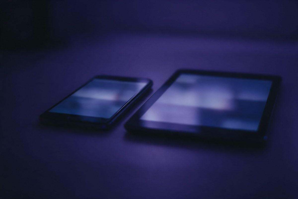 Yan yana duran, bulanık aynı düzeni gösteren telefon ve tablet